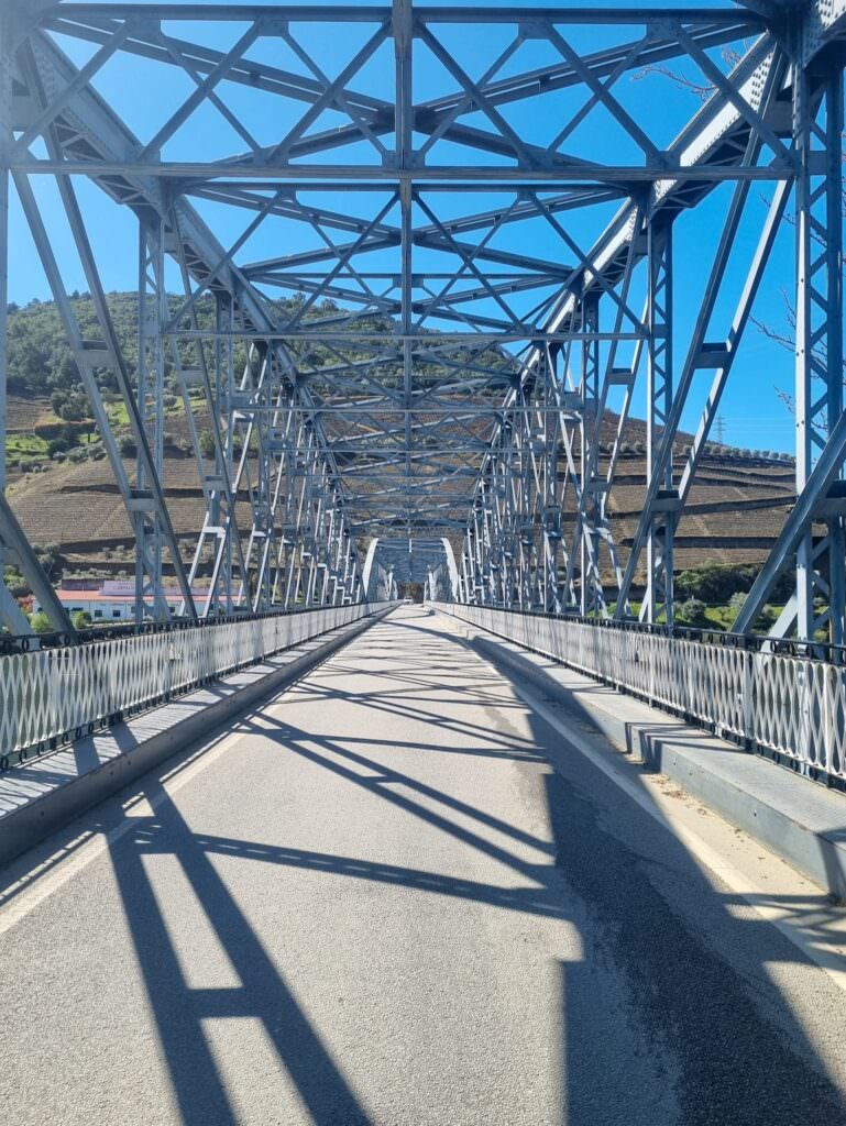 Ponte-rodoviária-sobre-o-rio-Douro-visita-ao-Pinhão