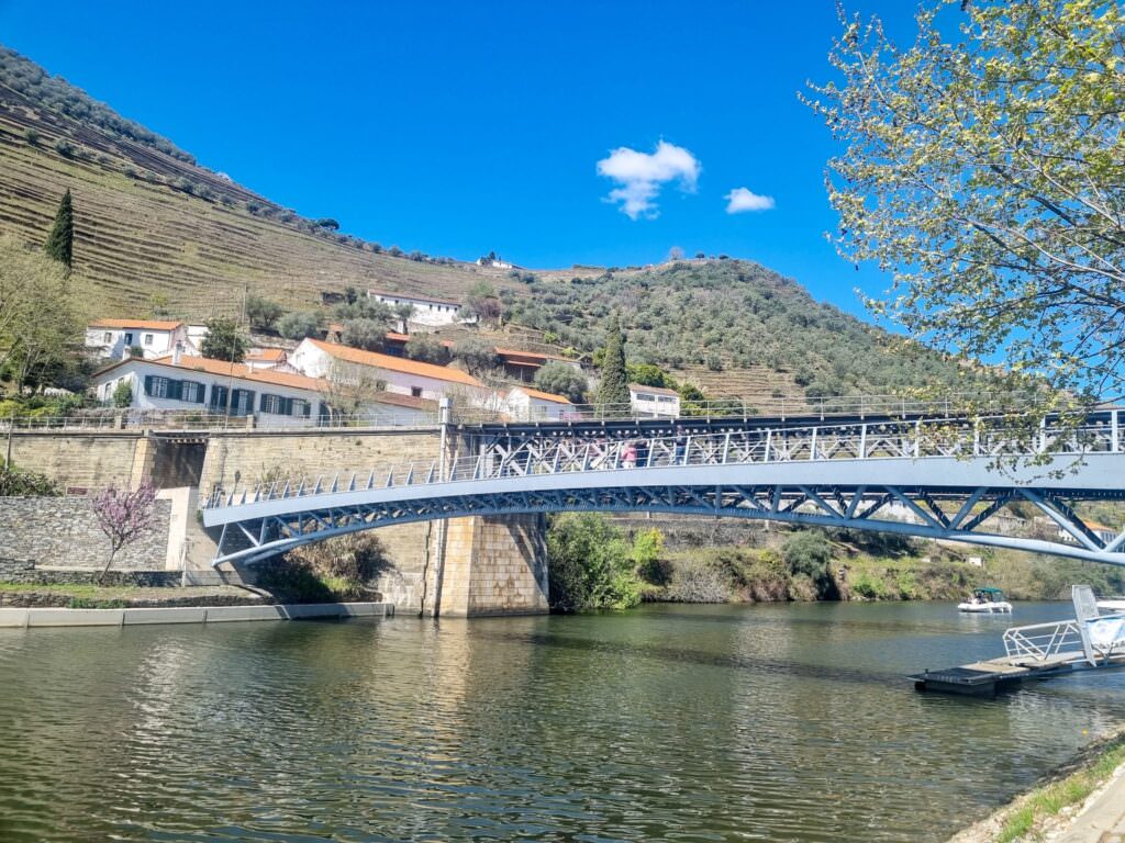 Ponte-ferroviária-e-ponte-pedonal-sobre-o-rio-Pinhão-visita-ao-Pinhão