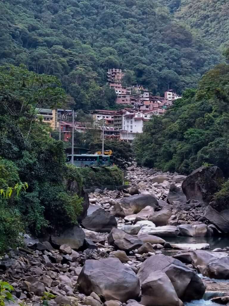 A pequena povoação de Aguas Calientes visitar Machu Picchu