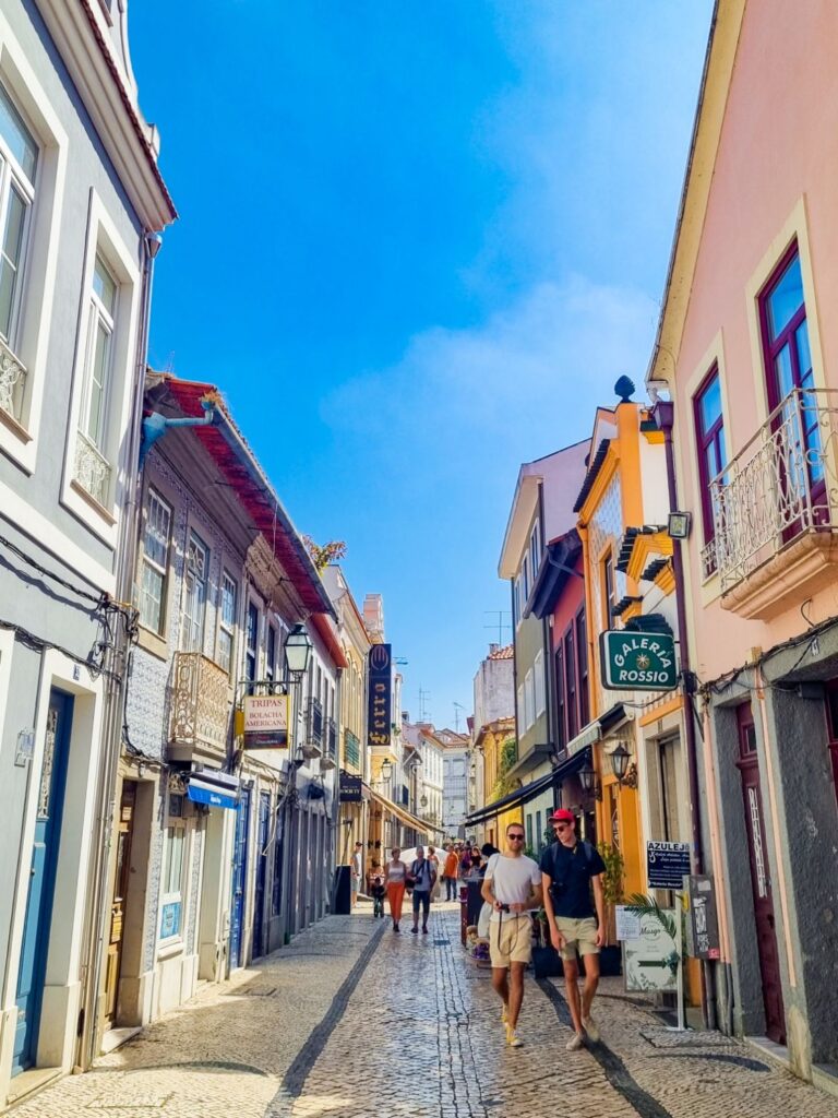 Repleto de lojas e restaurantes, o Bairro Beira Mar é um dos locais mais procurados pelos turistas