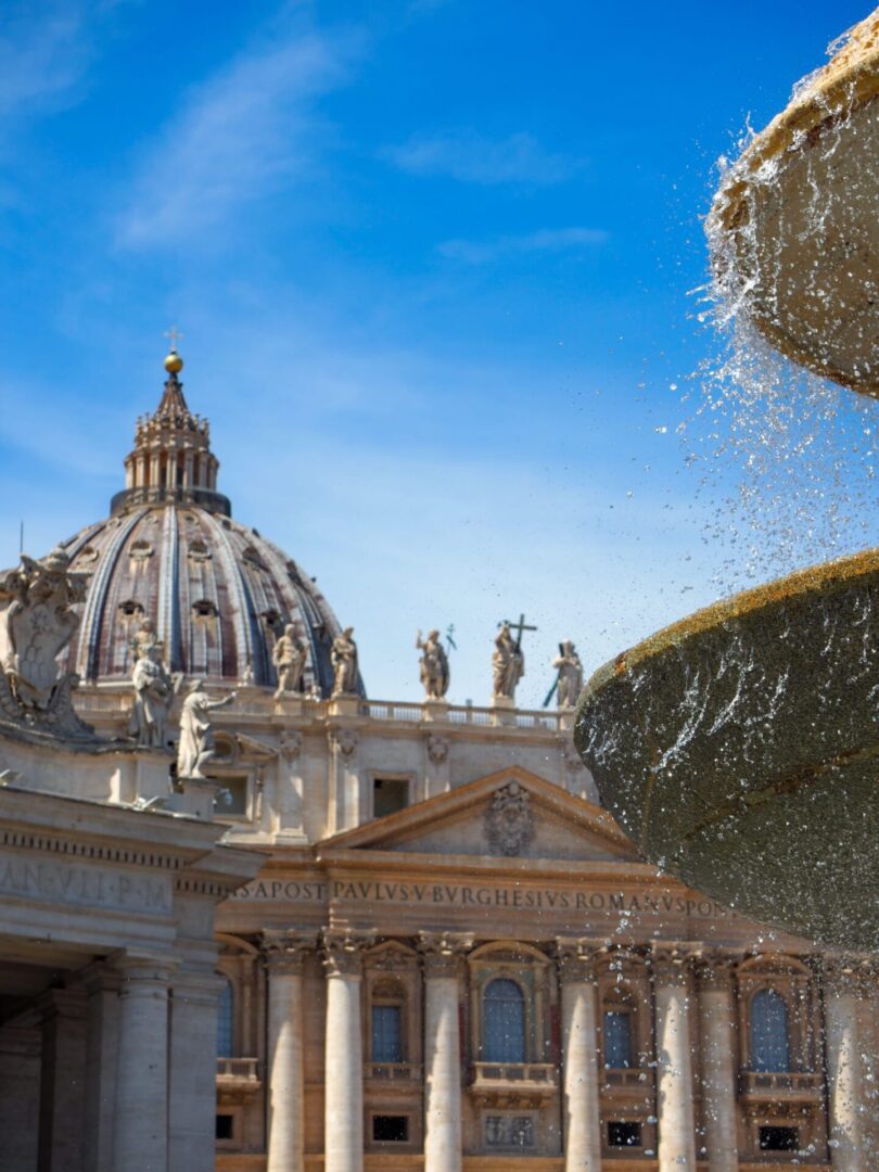 Chafariz na Praça de S. Pedro com vista para a Basílica de S. Pedro, no Vaticano, sobre o que ver em Roma