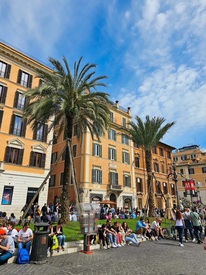 Piazza di Spagna em Roma, Itália, com pessoas e palmeiras