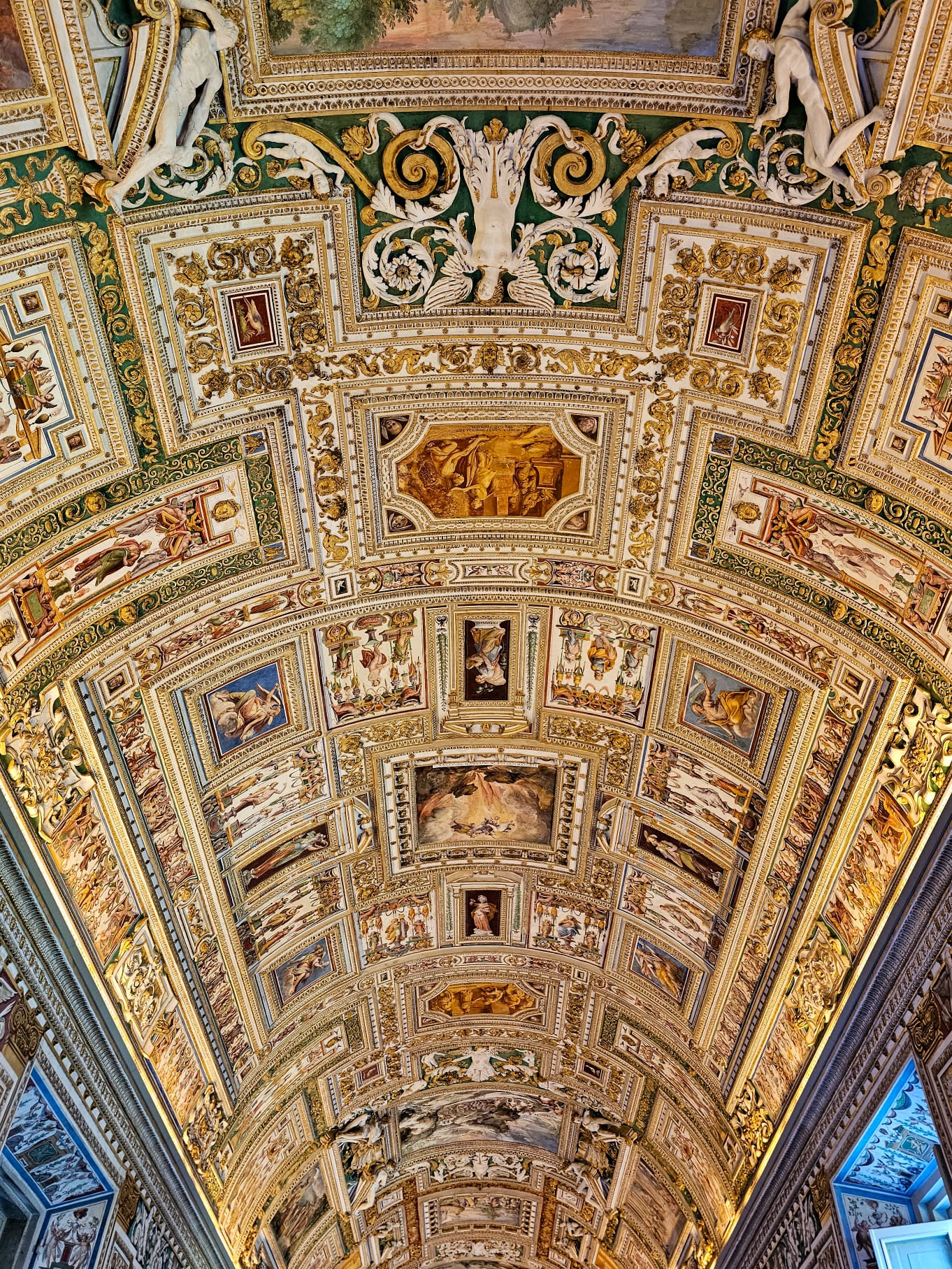 Teto pintado com frescos no Museu do Vaticano