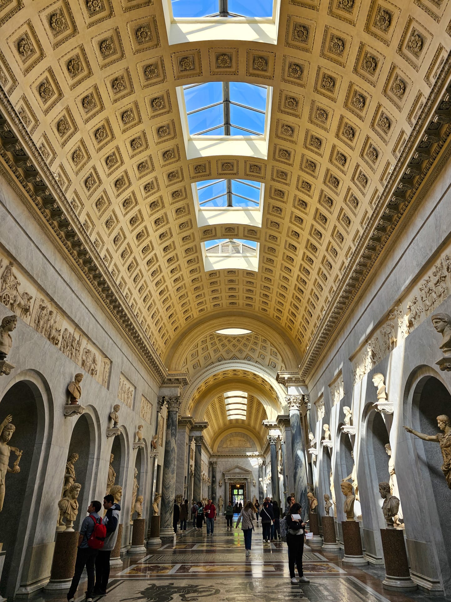 Uma das salas do Museu do Vaticano, com pinturas e esculturas