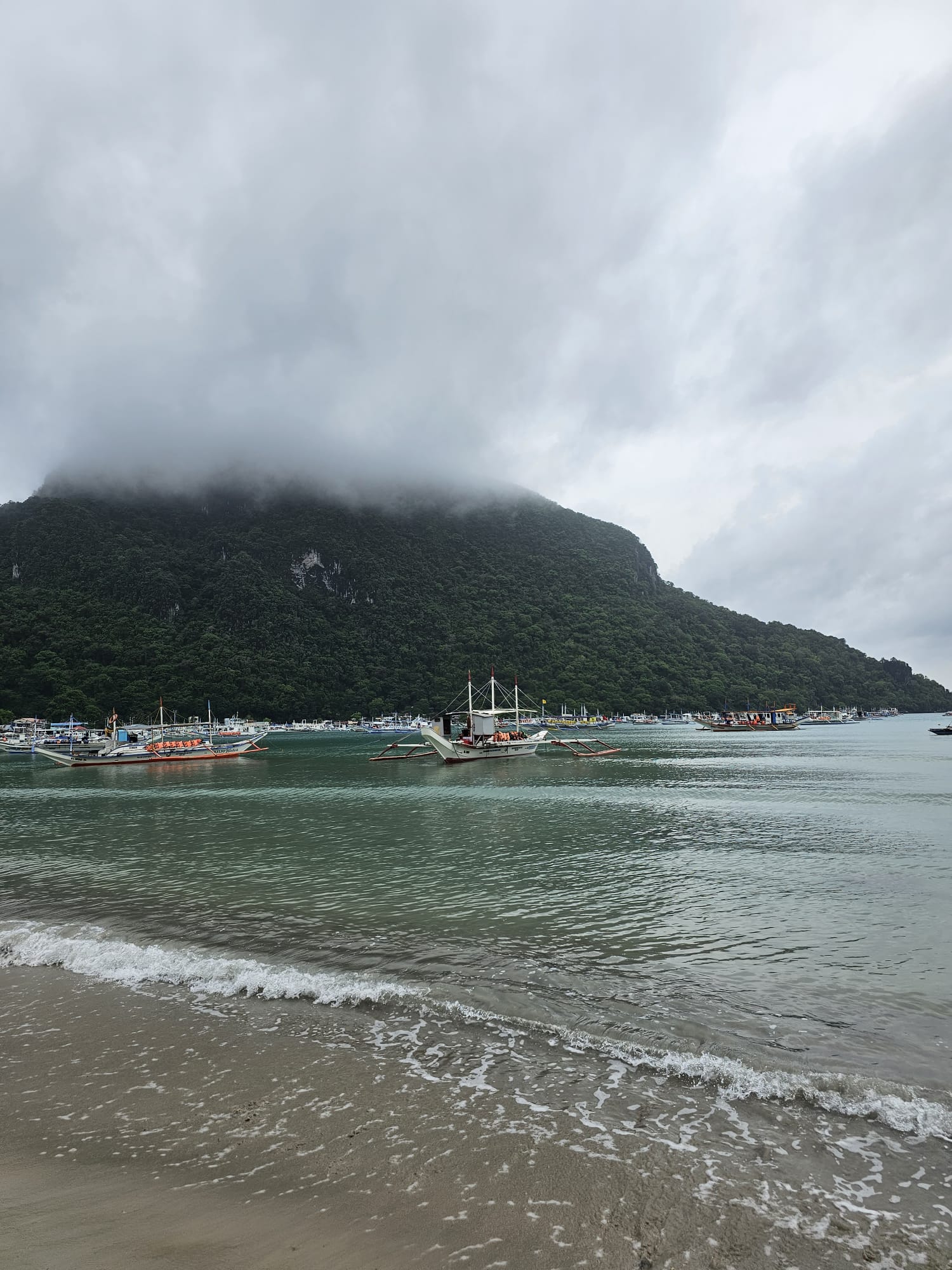 Paisagem nublada em El Nido, devido à época das chuvas nas Filipinas