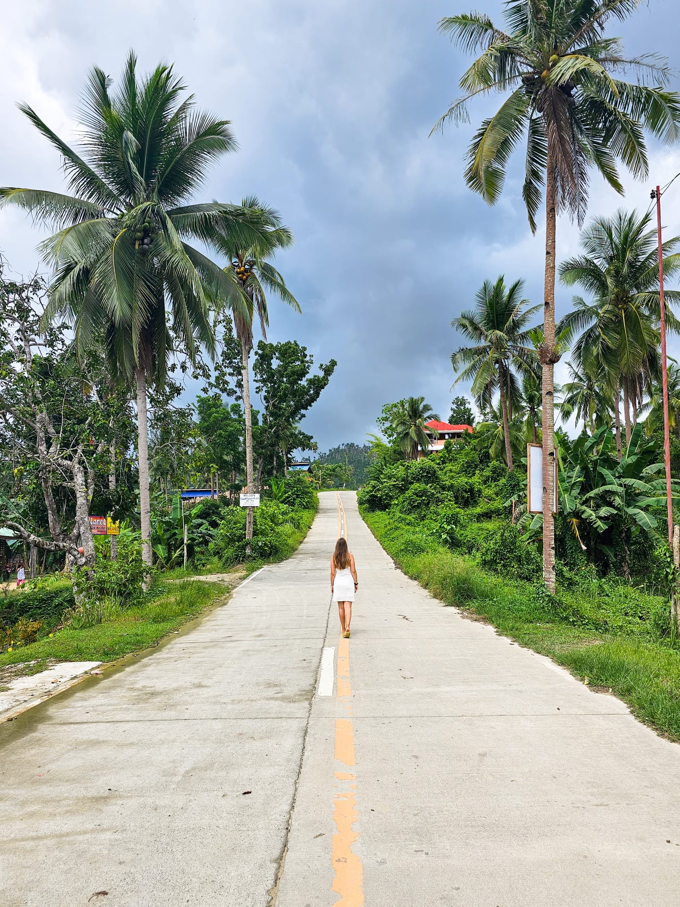 Rapariga a correr numa estrada das Filipinas
