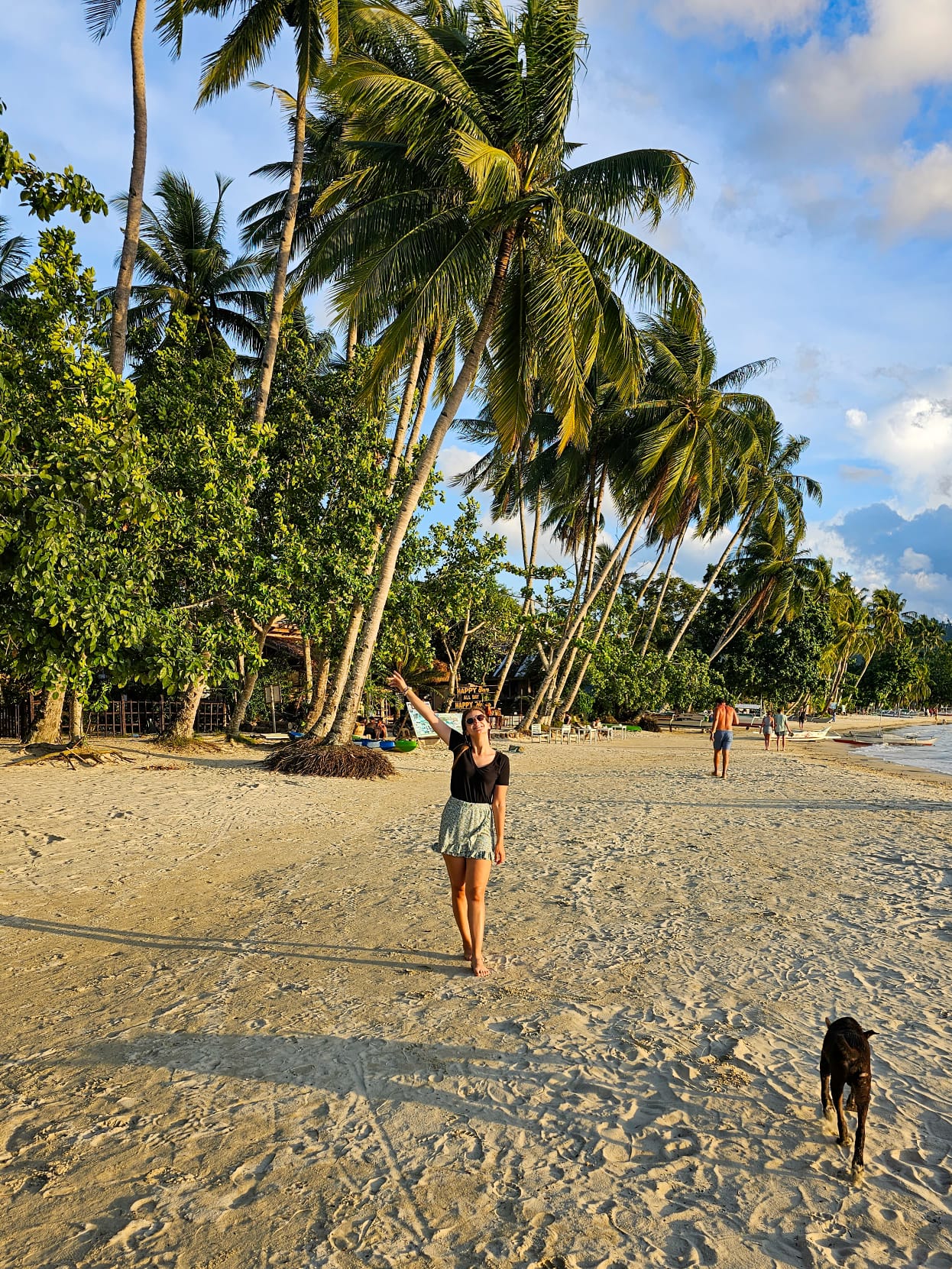 Rapariga feliz na praia de Itaytay em Palawan, Filipinas