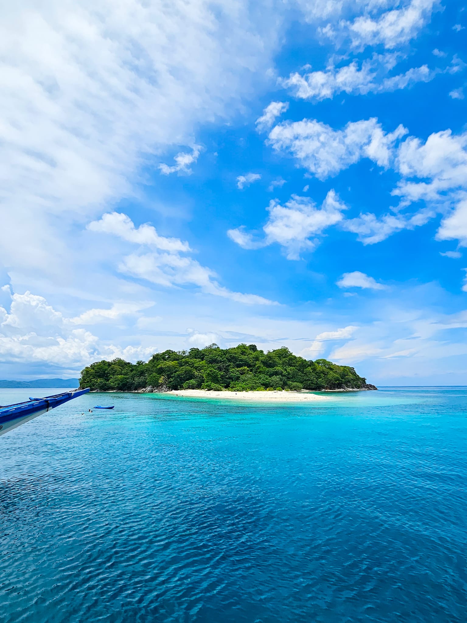 Praia paradisíaca para explorar num roteiro para as Filipinas