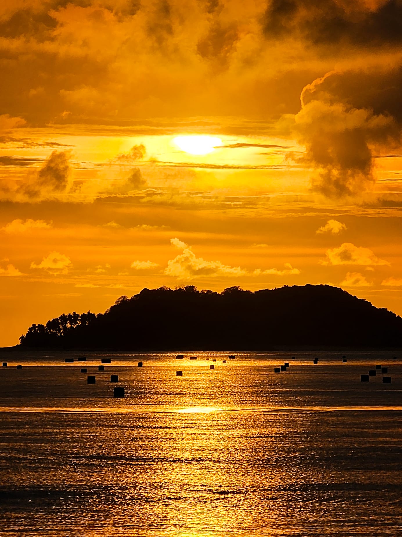 Pôr do sol numa praia das Filipinas