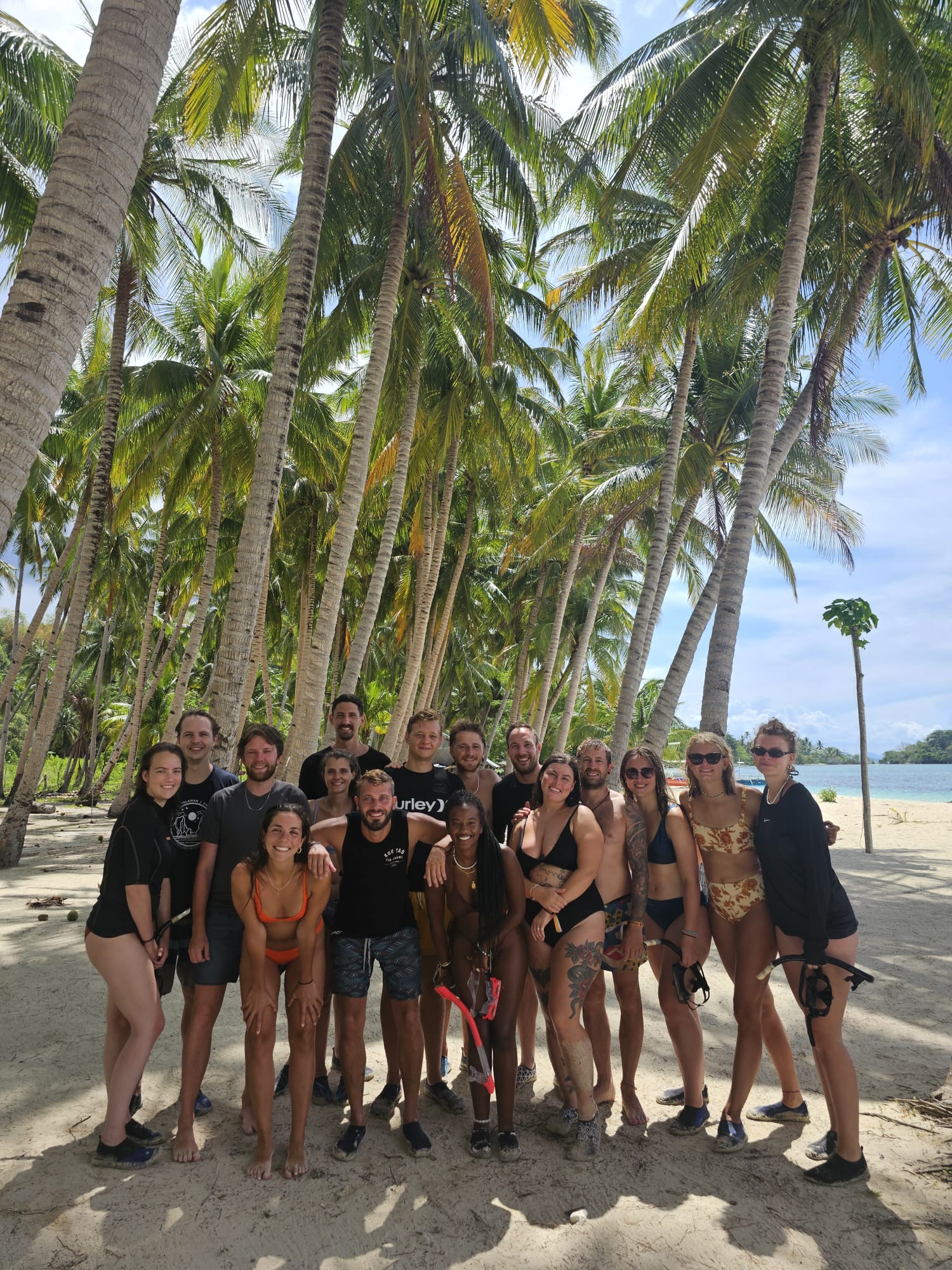 Turistas de várias nacionalidades numa praia paradisíaca das Filipinas, na Expedição El Nido - Corón