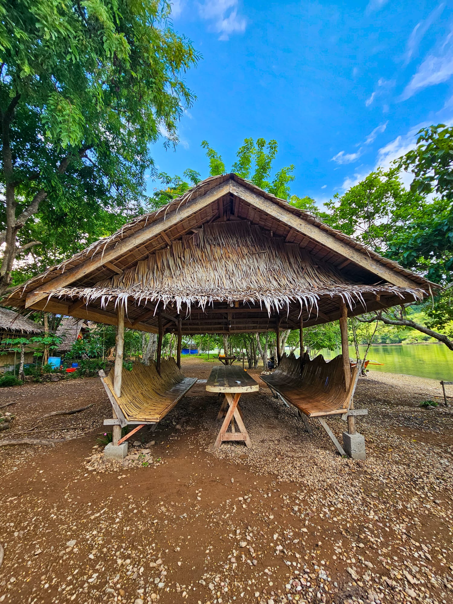 Mesa de bambu num acampamento durante a Expedição El Nido - Corón
