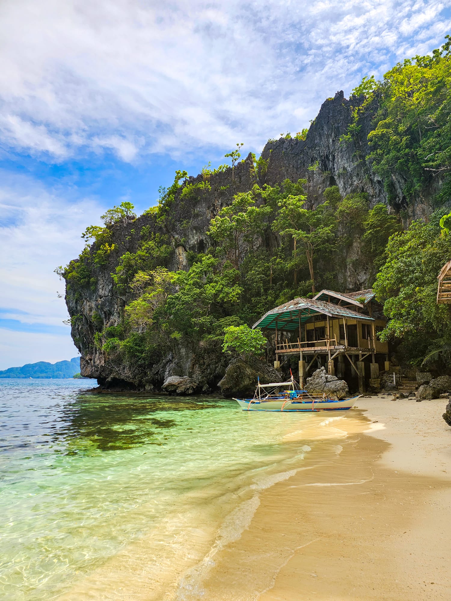 Praia paradisíaca das Filipinas com uma cabana de madeira